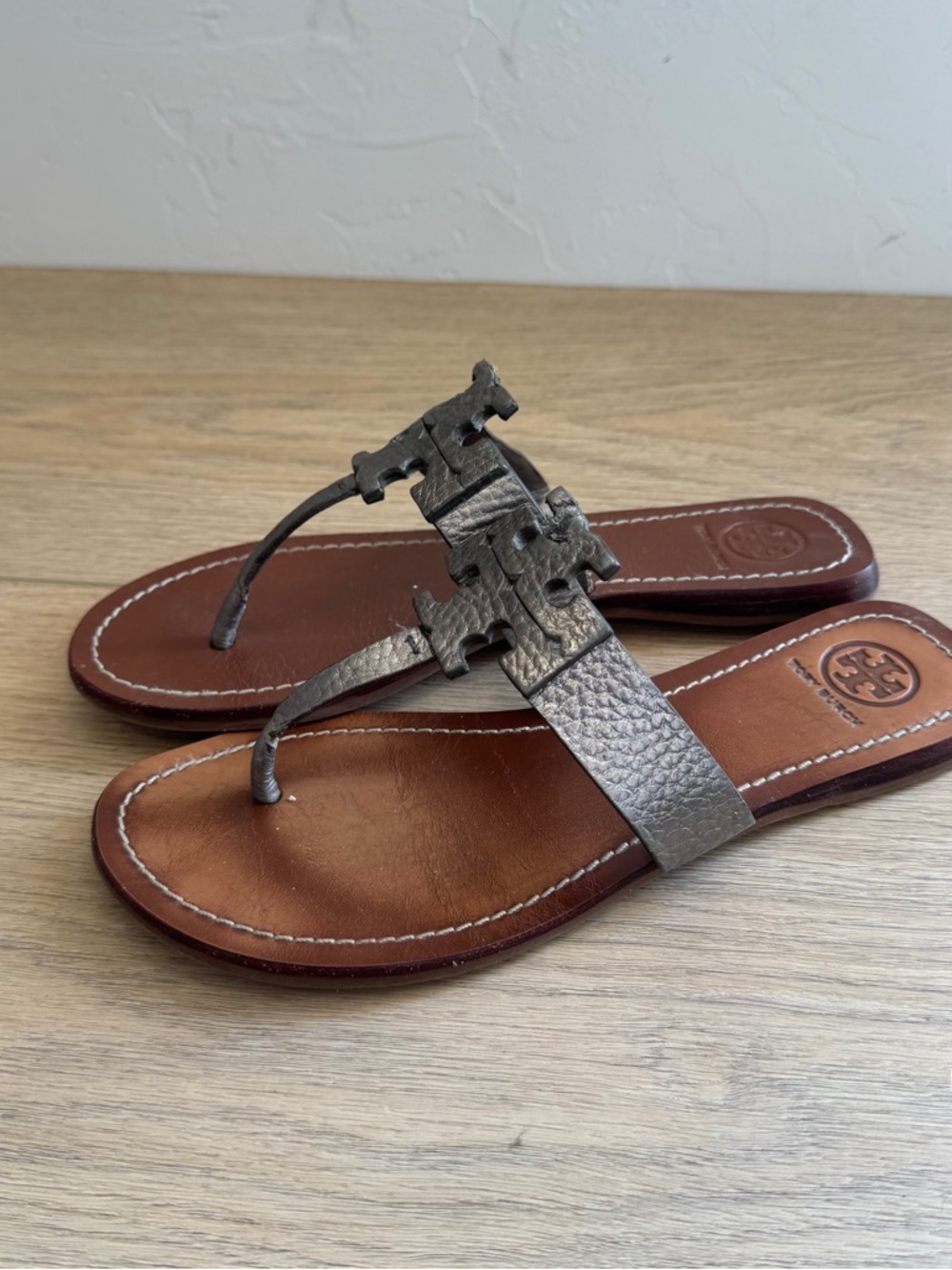 Tory Burch Moore metallic pewter leather thong sandals size 7 - Picture 5 of 6